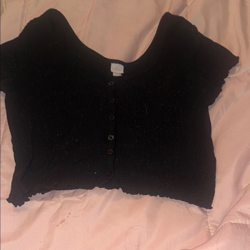 Colsie Black Short Sleeve Crop Button Down Shirt